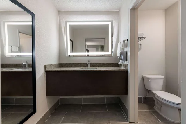 غرفة بسرير مزدوج، Quality Inn Orange Park Jacksonville FL 3/3