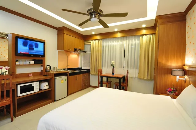 Standard, King Bed, Kitchenette, Green Harbor Hotel And Service Apartment 6/10