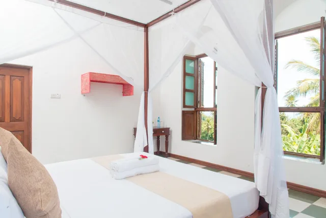 غرفة بسرير كوين بإطلالة على البحر، The Manor House By Sansi 4/4