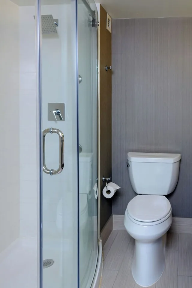غرفة بسرير كينج مع أريكة، Courtyard Toronto Northeast Markham 7/10