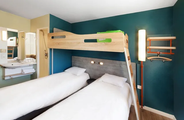 Room, Triple, Twin Beds, Bunk Bed, Ibis Budget Bordeaux Centre Gare Saint Jean 6/10