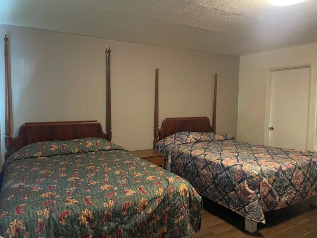 غرفة بسريرين كوين لغير المدخنين، Oak Motel Modesto CA 1/9