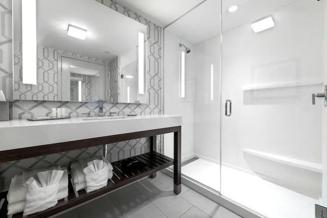 غرفة بسرير كينج مع أريكة لذوي الإعاقة، Courtyard Edgewater Nyc Area 7/10