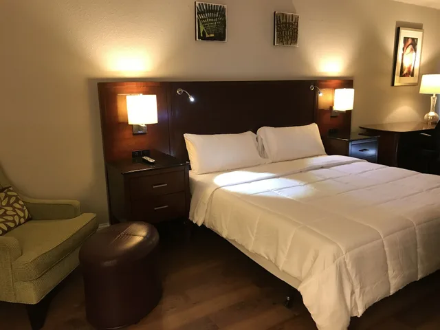غرفة فاخرة بسرير كينج، Stratus Suites Boutique Hotel 1/1