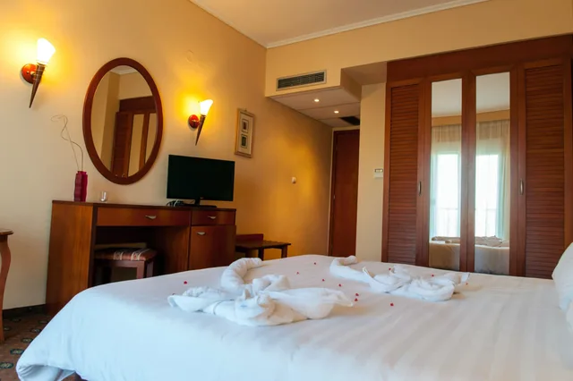جناح بسرير كينج، Ambassador Hotel 4/6