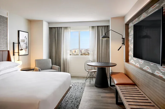 Club, King Bed, Sheraton Phoenix Downtown 1/5