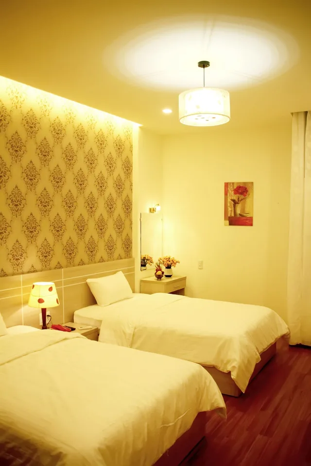 غرفة عائلية بسرير كينج وسرير فردي بإطلالة على الحديقة، Flora Hotel Hue 1/10