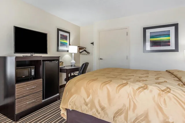 غرفة بسرير كينج لغير المدخنين لذوي الإعاقة، Quality Inn Pinehurst Area 4/10