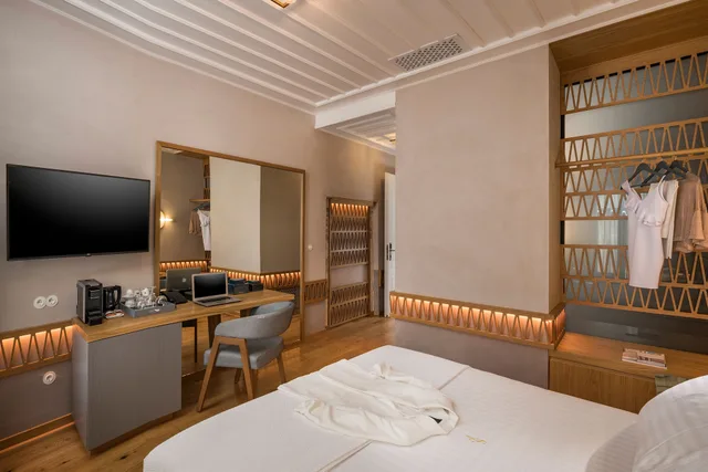 Classic, Queen Bed, Scala De Faro 2/5