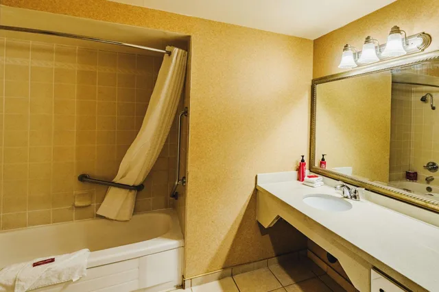 غرفة بسرير كينج بحوض استحمام لذوي الإعاقة، SureStay Plus by Best Western Coquitlam 7/7