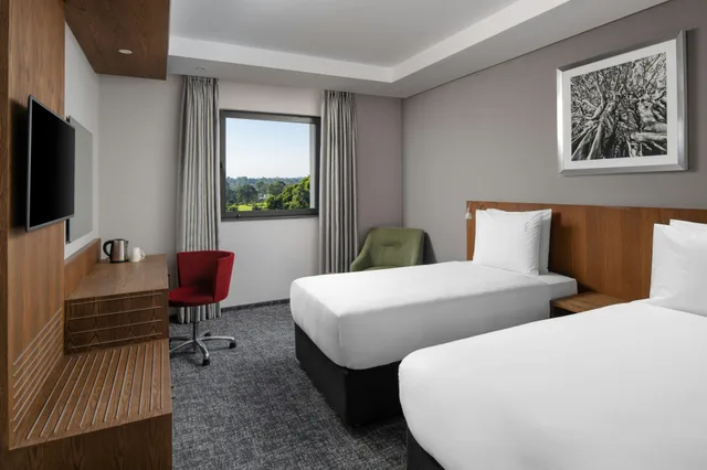 غرفة بريميوم بسريرين منفصلين، Holiday Inn Nairobi Two Rivers Mall an IHG Hotel 1/2
