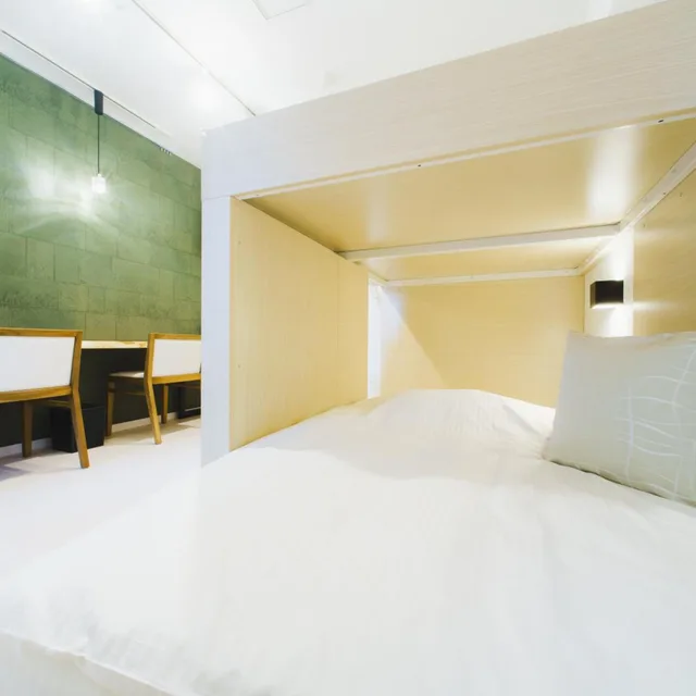 غرفة بسريرين منفصلين وسرير بطابقين، Hotel Axas Nihonbashi 1/10