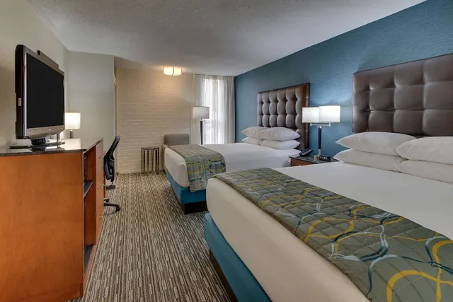 غرفة بسريرين كوين، Pear Tree Inn St Louis Airport 1/4