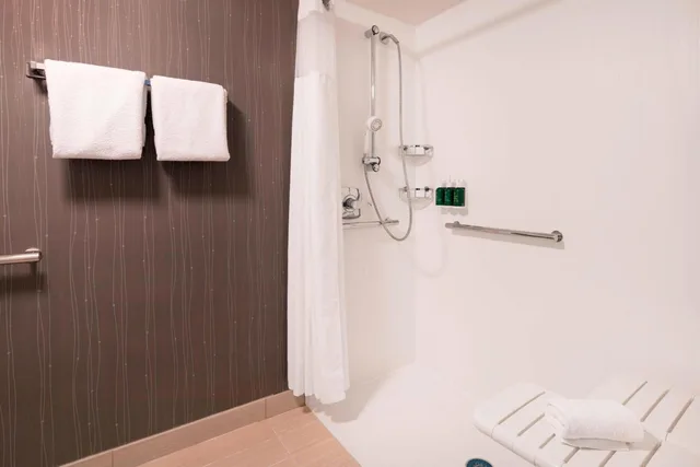 غرفة بسرير كينج بحوض استحمام لذوي الإعاقة، Courtyard By Marriott Denver Airport 10/10