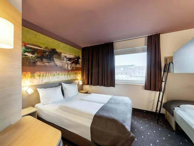 غرفة رباعية بسرير كوين وسرير بطابقين، B&B Hotel Monchengladbach 1/3