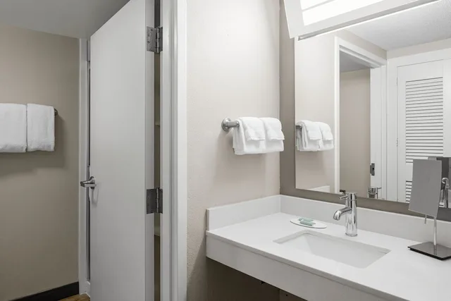 Room, Single Bed, Sofa, Accessible, Courtyard Newport News Yorktown 2/3