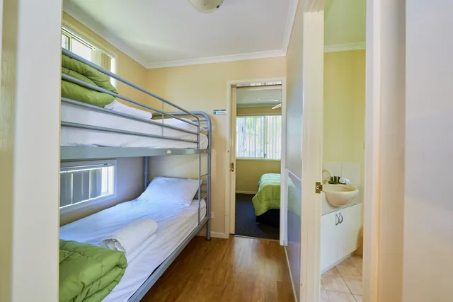 كابينة بسرير كوين وسرير بطابقين بغرفة نوم واحدة، RAC Busselton Holiday Park 4/8