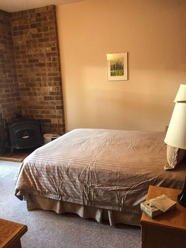 غرفة سيغنتشر بسرير كينج بغرفة نوم واحدة مع أريكة بمطبخ، Shadow Mountain Lodge 7/10