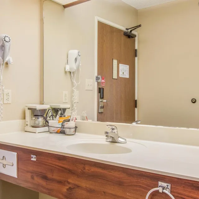 جناح بسرير كينج بجاكوزي، Econo Lodge Shelbyville KY 7/7