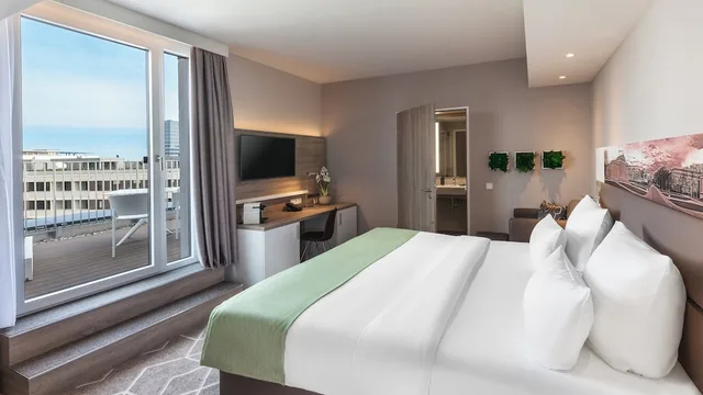 غرفة قياسية بسرير كينج بشرفة، Holiday Inn Express Munich - City East 1/2