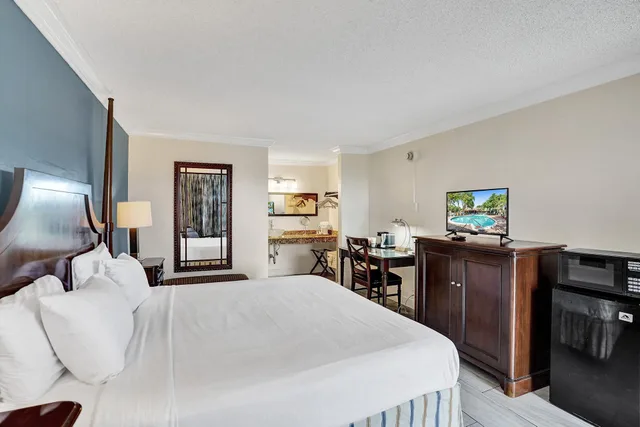 Traditional King Poolside KNP11، Fort Lauderdale Grand Hotel 1/4