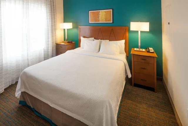 جناح ديلوكس بسرير كينج بغرفة نوم واحدة مع أريكة، Residence Inn by Marriott Plazzio East 1/8