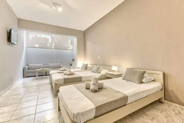 Connecting, Family, Basement, 1 Double and 3 Single Beds، Contessa Hotel 1/8
