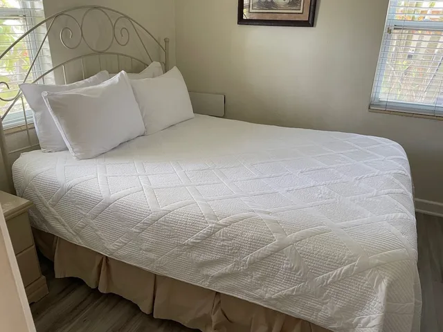 1 Bedroom, Upstairs, Standard, Queen Bed, Balcony, Kitchen، Venice Beach Villas 1/3