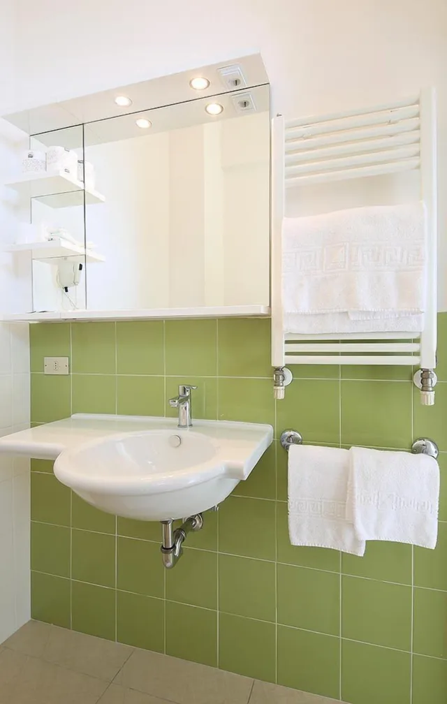 غرفة قياسية بسرير كوين بإطلالة جزئية على البحر، Hotel Caravel 3/4