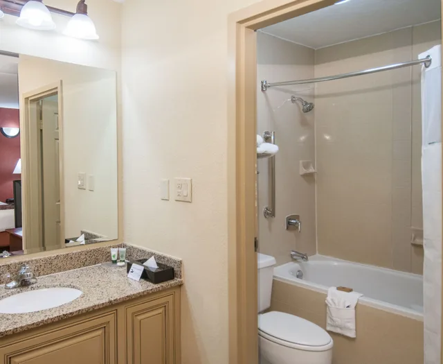 جناح بسريرين كوين، Governors Suites Hotel 4/6