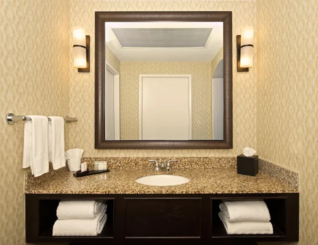 جناح بسرير كينج وسريرين مزدوجين مع أريكة، EMBASSY SUITES FLAGSTAFF 3/3