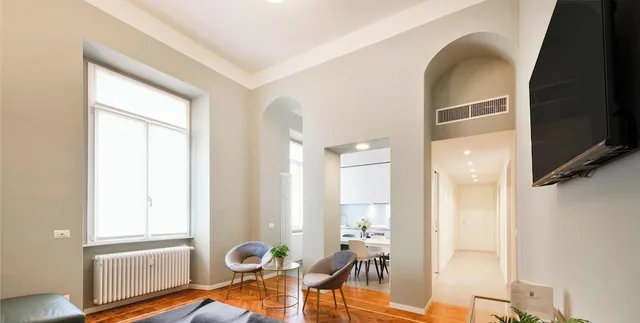 Suite, 3 Queen Beds, Sofa, Del Tower، Milan Royal Suites Magenta Luxury Apartments 5/6