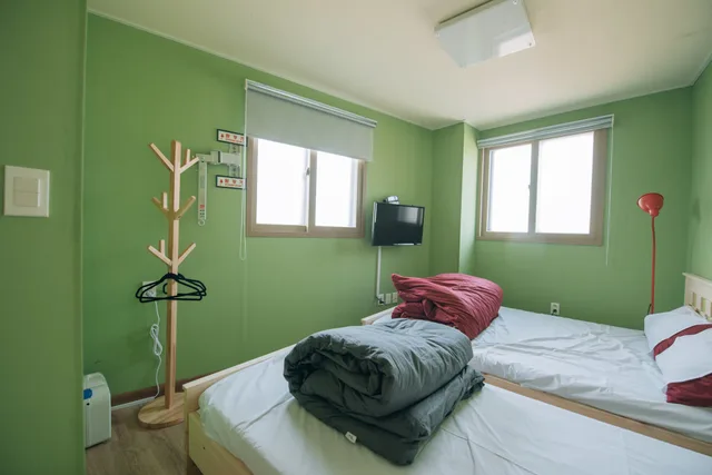 غرفة ثلاثية بسرير مزدوج وسرير فردي، Midtown Hostel 1/4