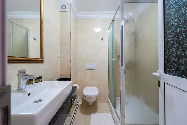 جناح سوبيريور بسرير كينج وسرير فردي بإطلالة على البحر، Hotel Adrovic 4/4