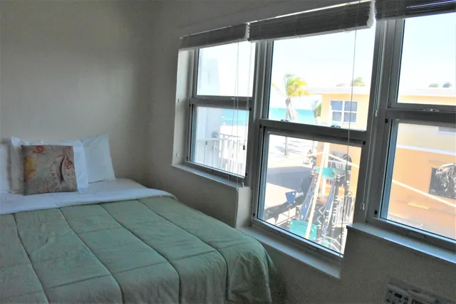 Deluxe, 2 Queen Beds, Partial Ocean View, Kitchenette, Golden Sand Oceanfront 1/5