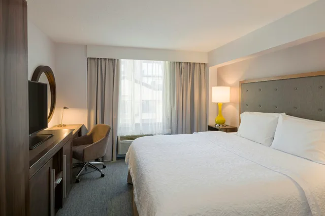 Standard, King Bed, Hampton Inn Manhattan-Chelsea 1/2