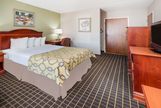 غرفة بسرير كينج بحوض جاكوزي، Baymont by Wyndham Clarksville Northeast 2/2