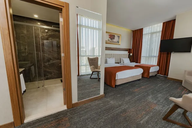 غرفة عائلية رباعية بسرير كوين وسريرين منفصلين بغرفتي نوم للمدخنين، Vespia Hotel 4/5
