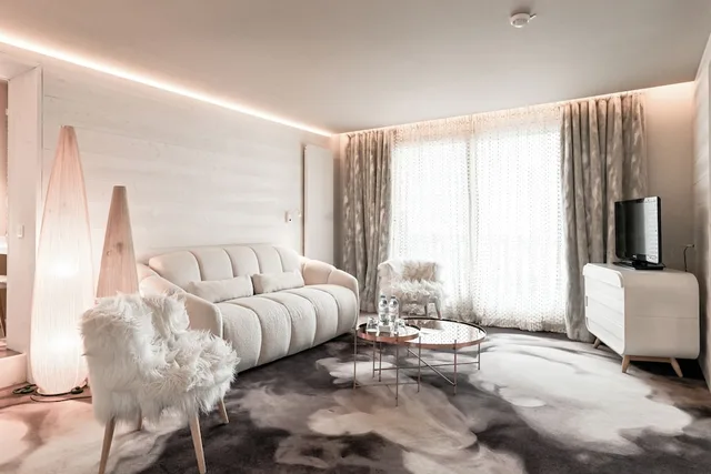 جناح عائلي بسرير كينج وأسرّة بطابقين بإطلالة على الجبل مع أريكة، Hôtel Tsanteleina 5/6