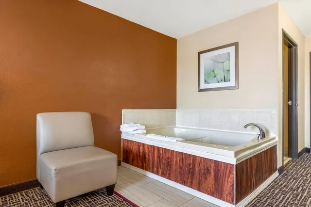 جناح بسرير كينج، Quality Inn & Suites Caseyville - St. Louis 10/10
