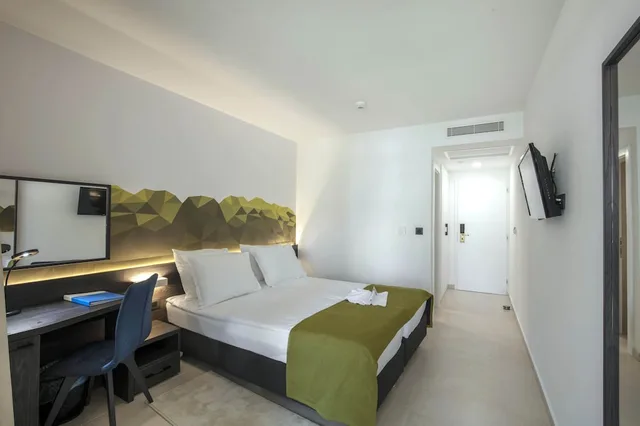 غرفة قياسية بسرير مزدوج بشرفة بإطلالة جزئية على البحر، Bluesun Hotel Alga 4/8
