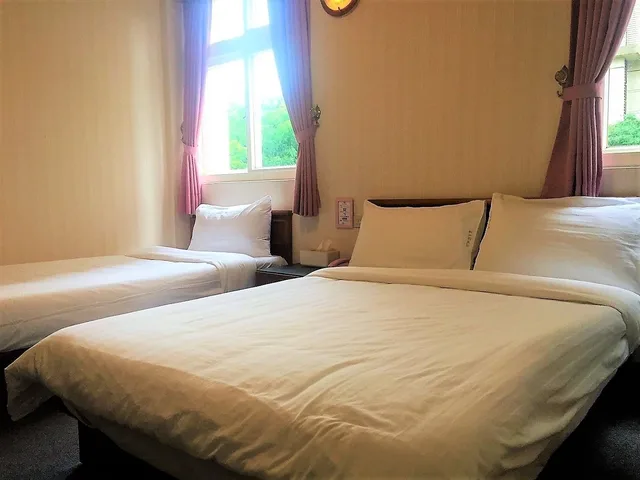 غرفة عائلية ثلاثية بسرير مزدوج وسرير فردي، Rich Zone Hotel 1/2