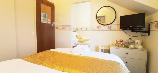 3 Rooms, Family, 1 Double and 1 Single Bed، OYO Lily Hotel Blackpool 2/5