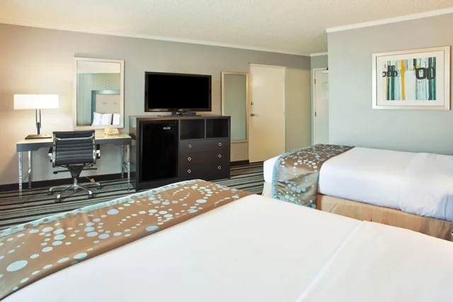 غرفة قياسية بسريرين مزدوجين، Holiday Inn Long Beach Airport 3/5