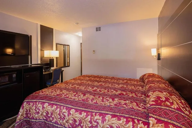 غرفة قياسية بسرير كينج، Coratel Inn & Suites by Jasper Hastings 3/10