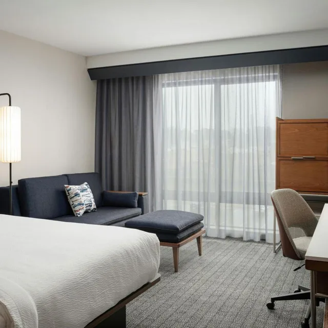 غرفة بسرير كينج مع أريكة بحوض استحمام لذوي الإعاقة، Courtyard by Marriott Cleveland TN 1/8