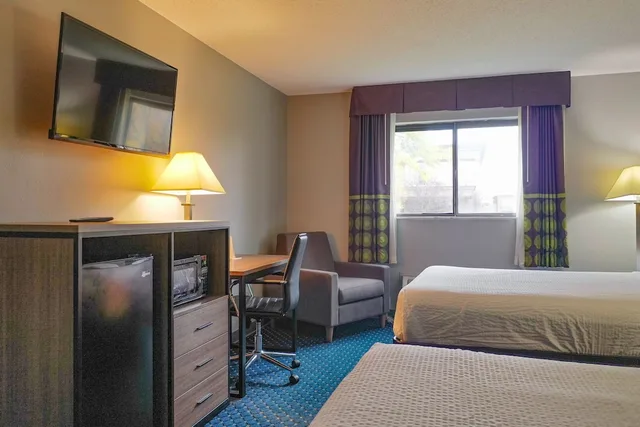Room, 2 Queen Beds, Accessible, Super 8 By Wyndham Rockford 4/7