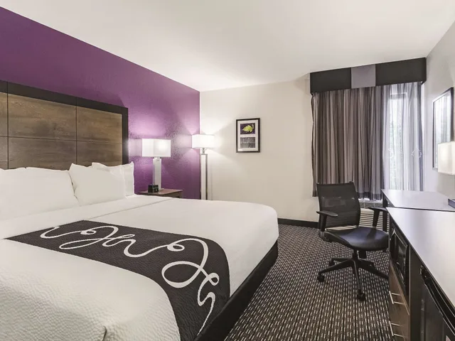 غرفة ديلوكس بسرير كينج، La Quinta Inn & Suites by Wyndham Myrtle Beach - N Kings Hwy 1/4