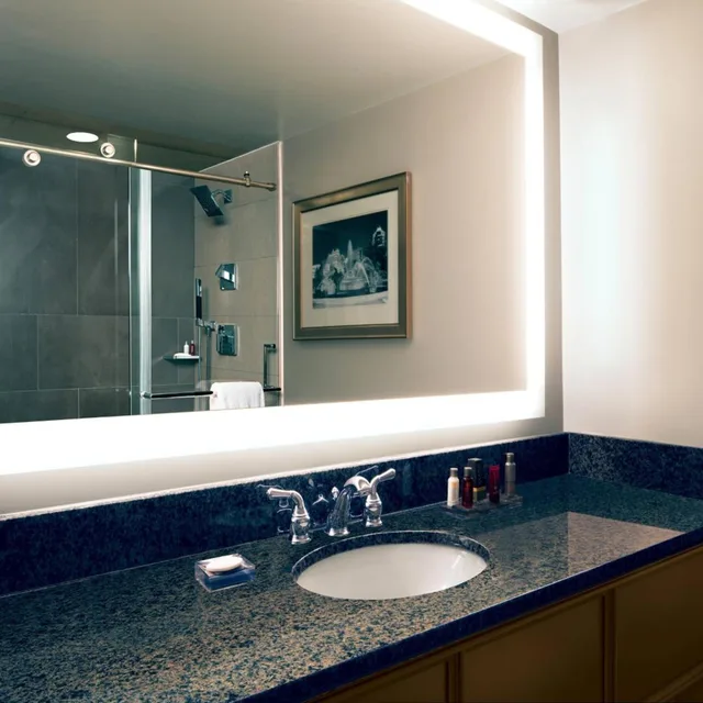 غرفة تنفيذية بسريرين كوين مع أريكة، Kansas City Marriott Country Club Plaza 5/6