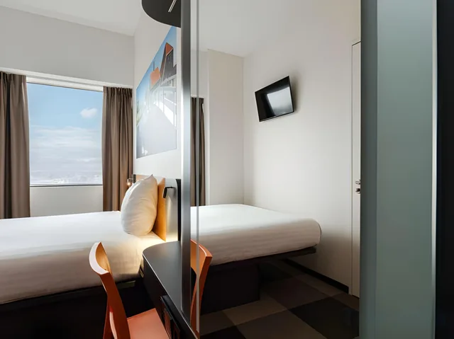 غرفة صغيرة بسرير مزدوج، easyHotel Amsterdam Zaandam 2/2